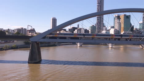 Pan-De-Brisbane-Qr-Ngr-Tren-Cruzando-El-Puente-Ferroviario