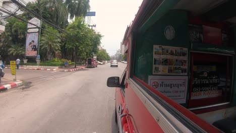 Aufnahme-Aus-Einem-Tuk-Tuk-In-Ayutthaya,-Der-Durch-Die-Stadt-An-Bürgern-Vorbeifährt
