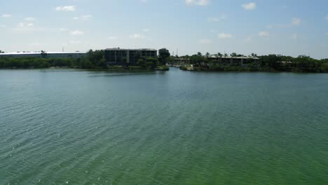 Luftaufnahme,-Die-Sich-In-Richtung-Der-Bucht-Eines-Küstenviertels-Für-Boote-In-Den-Florida-Keys-Bewegt
