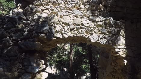 Restos-De-Un-Muro-En-Paleo-Pili,-Un-Sitio-Histórico-En-La-Isla-De-Kos-En-Grecia