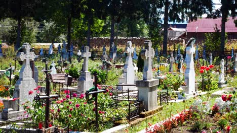 Gräber-Umgeben-Von-Bunten-Blumen-Auf-Einem-Orthodoxen-Friedhof
