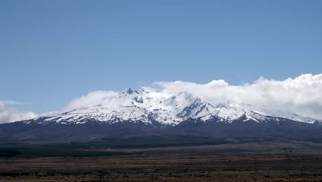Zeitraffer-Des-Mount-Ruapehu,-Der-Durch-Die-Wolken-In-Neuseeland-Schneidet