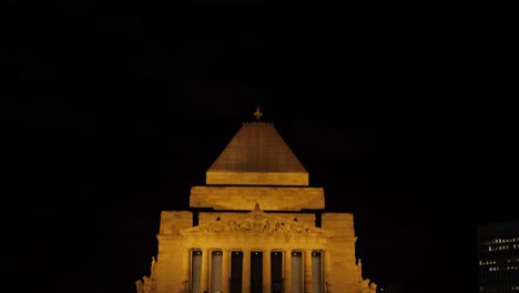 Santuario-Del-Recuerdo-En-La-Noche-Melbourne-Día-Anzac,-Desfile-Anzac,-Australia