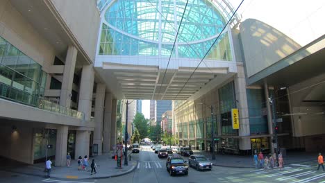 Pasando-Por-El-Centro-De-Convenciones-Del-Estado-De-Washington,-Tráfico-En-Seattle