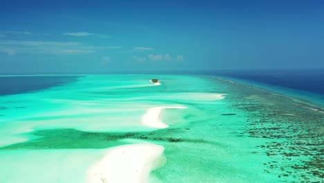 Südpazifik,-Luftaufnahme-Des-Blauen-Himmels-Des-Korallenriffs-Und-Der-Wellen-über-Den-Sandbänken-In-Französisch-Polynesien,-Tahiti