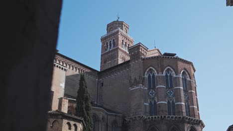 Hermosa-Basílica-Frari,-Iglesia-Medieval-En-Venecia,-Norte-De-Italia