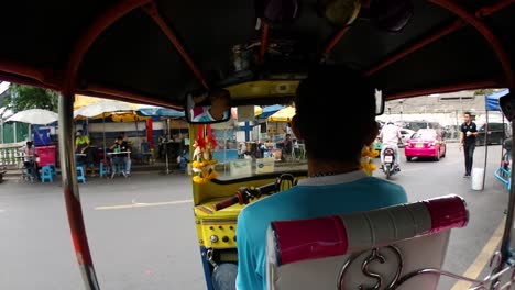 Das-Tuk-Tuk-Ist-Ein-Berühmtes-Fahrzeug-Zum-Pendeln-Und-Touren-Durch-Bangkok-Und-Wird-Hauptsächlich-In-Touristischen-Gebieten-Und-In-Der-Provinz-Gesehen
