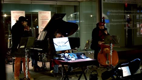 Straßenmusiker-Treten-Nachts-In-Der-Münchener-Innenstadt-Auf