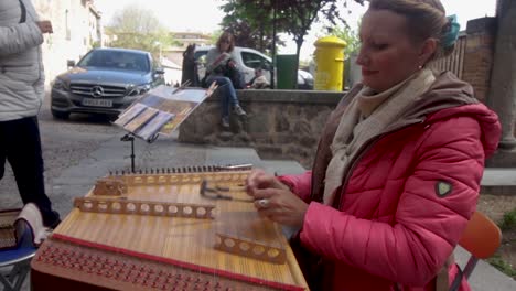 Mujer-Tocando-Un-Instrumento-Típico-En-Las-Calles-De-Toledo,-España