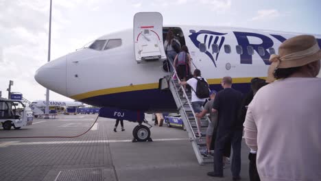 Queue-of-people-waiting-for-boarding-Ryanair-plane-before-takeoff,-closeup-view