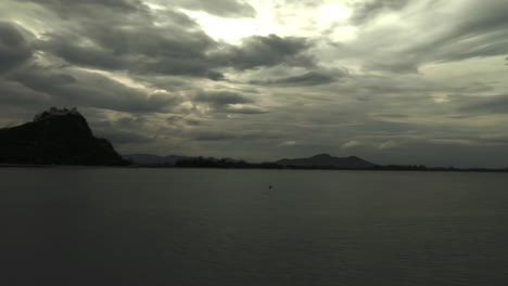 Mirando-La-Bahía-Y-Las-Nubes-Desde-La-Playa-En-Tailandia