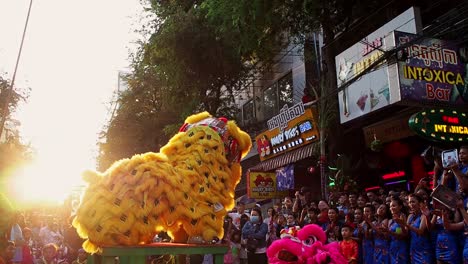 Ein-Goldener-Drache-Springt-Und-Tanzt-Mitten-In-Der-Menschenmenge-In-Der-Alten-Straße-Von-Phnom-Penh,-Kambodscha,-Zur-Feier-Des-Chinesischen-Neujahrs-–-Weitwinkelaufnahme