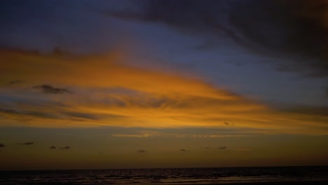 Ein-Sonnenuntergang-Am-Strand-Von-Goa-Mit-Einem-Himmel-Voller-Farben