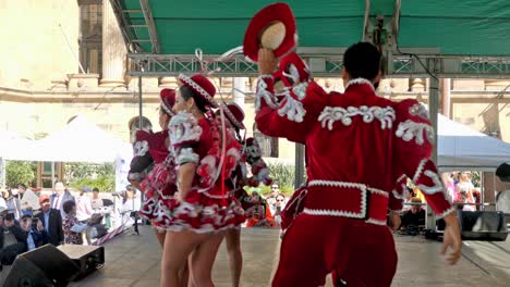 Gente-Bailando-Latina-Con-Disfraces-Durante-El-Festival-Coreano