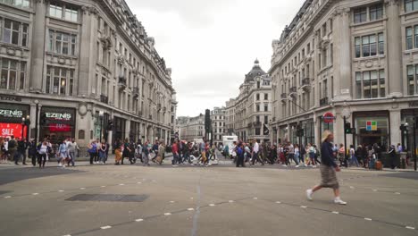 Viele-Menschen-überqueren-Die-Oxford-Street-In-London,-Tägliches-Hektisches-Leben-In-Der-Hauptstadt