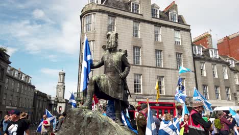 A-Gordon-Highlanders-Statue-holding-the-Saltire-at-a-pro-Scottish-Independence-march