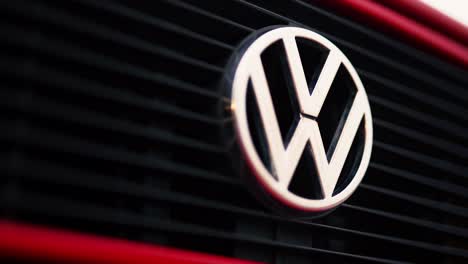 Volkswagen-Logo-Auf-Schwarzem-Kühlergrill-Des-Roten-Modifizierten-VW-Golf-MK1,-Nahaufnahme