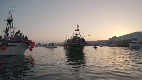 Barcos-De-Pesca-En-Una-Fiesta-Católica-En-Agosto-En-Barbate,-España