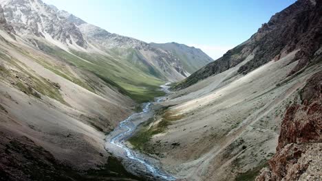 Hermosa-Naturaleza-Del-Valle-En-Las-Montañas-De-Kirguistán