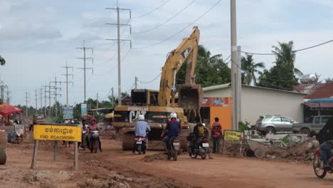 Straßenarbeiten-An-Einer-Belebten-Straße-In-Kambodscha