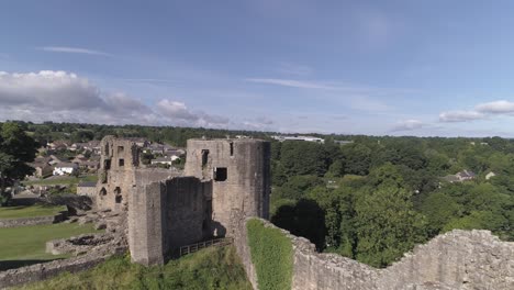 Luftaufnahme-Mit-Blick-Nach-Nordwesten-über-Die-Mauern-Von-Bernard-Castle,-Die-Den-Blick-Auf-Die-Stadt-Und-Die-Bäume-Freigibt