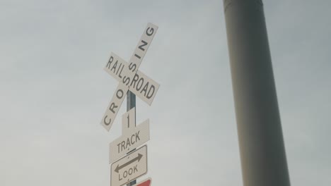 Railroad-crossing-warning-sign-on-a-pole