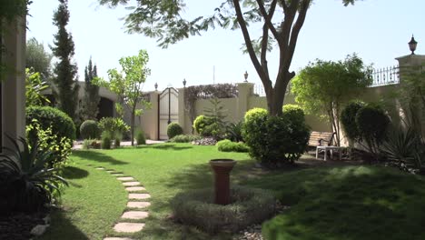 Una-Parte-De-Un-Jardín-Que-Muestra-El-Hermoso-Cuidado-Y-La-Variedad-De-Plantas-En-Bahrein