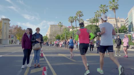 Rennteilnehmer-Des-Zürcher-Marathons-Malaga-Laufen-Von-Zuschauern,-Zeitlupe