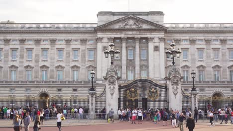 Puerta-Del-Palacio-De-Buckingham-En-Londres-Con-Mucha-Gente,-Vista-Estática