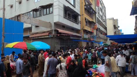 Bangalore,-Indien-–-Markttag-In-Chickpete-Mit-Einer-Großen-Anzahl-Von-Menschen,-Die-Waren-Kaufen-Und-Verkaufen-–-Stabile-Aufnahme