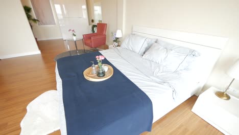 Gemütliche-Holzboden-Schlafzimmer-Dekoration-Exemplarische-Lösung