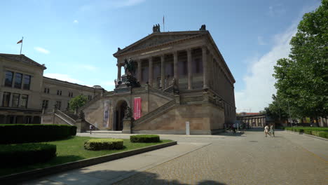 Alte-Nationalgalerie-in-Berlin,-Germany-on-a-Bright-Sunny-Day