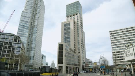 Centro-Urbano-De-Berlín-Con-Bus-Típico-Y-Pan-A-Rascacielos