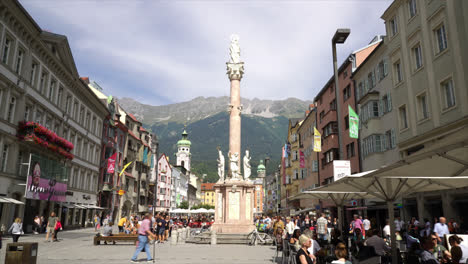 Innsbruck,-Austria,-Alrededor:-Timelapse-Centro-De-La-Ciudad-De-Innsbruck-Con-Mucha-Gente-Y-Café-En-La-Calle-En-Austria