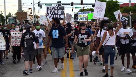 Mixed-ethnicity-crowd-of-protestors-holding-up-signs-at-Black-Lives-Matter-protest