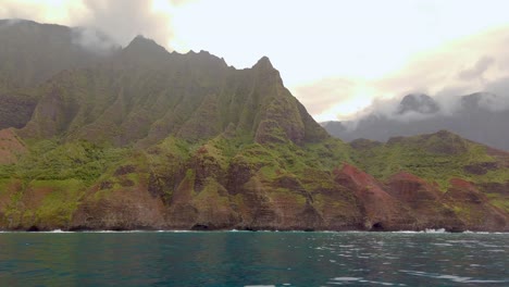 4k-Hawaii-Kauai-Bootfahren-Auf-Dem-Ozean,-Der-Von-Links-Nach-Rechts-Von-Der-Bergküste-Zum-Na-Pali-Coast-State-Wilderness-Park-Schwimmt