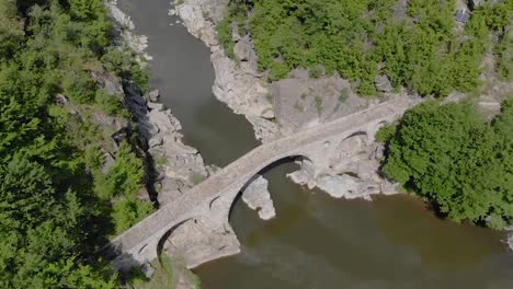 Flug-über-Den-Teufelsvogel-–-Eine-Alte-Römische-Brücke-Aus-Dem-16.-Jahrhundert-In-Der-Nähe-Von-Ardino-Im-Rhodopengebirge-Bulgariens