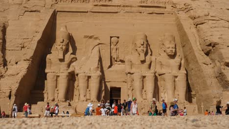 Visitantes-En-Abu-Simbel,-Sitio-De-Dos-Templos-Construidos-Por-El-Rey-Egipcio-Ramsés-Ii-Ubicado-En-La-Gobernación-De-Aswan-Muḥafaẓah,-Sur-De-Egipto