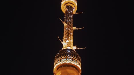 Torre-De-Televisión-De-Tashkent-Brillando-Por-La-Noche