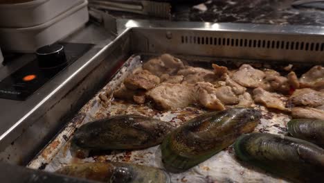 Eine-Nahaufnahme-Von-Jemandem,-Der-Das-Fleisch-In-Einem-Koreanischen-Grillrestaurant-Zubereitet