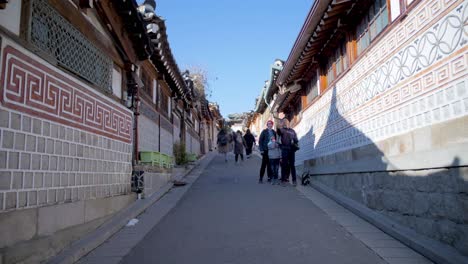 Zeitraffer-Von-Touristen-Im-Dorf-Bukchon-Hanoak-In-Seoul