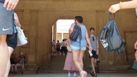 Turistas-En-La-Puerta-De-Entrada-Del-Palacio-De-Carlos-V-En-La-Alhambra