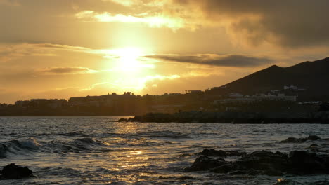 Atemberaubende-Sonnenuntergangslandschaft,-Küste-Von-Playa-Blanca.-Statisch