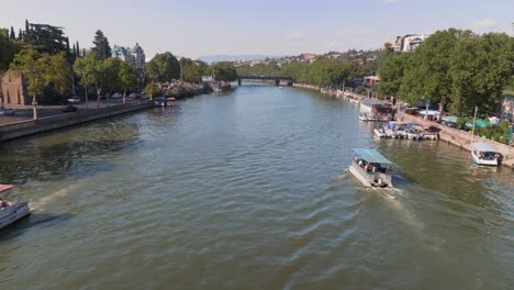 Transporte-De-Barcos-En-El-Río-Kura-En-La-Ciudad-De-Tbilisi-En-Un-Día-Soleado,-Georgia