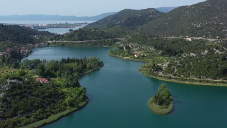 Wunderschöne-Bacina-Seen-An-Den-Bergen-Kroatiens-–-Luftaufnahmen