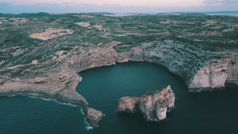 Vuelo-Sobre-La-Bahía-De-Dwejra-En-Malta-Al-Atardecer