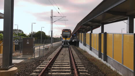 Stadtgebundener-Nahverkehrszug-Bereit,-Mit-Wache-Vom-Bahnhof-Abzufahren
