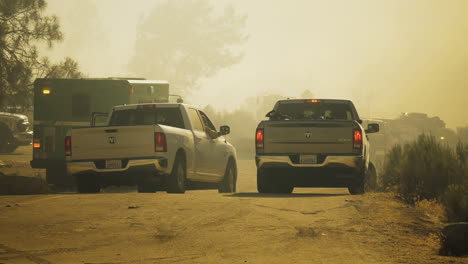 Fahrzeuge-Wurden-Von-Der-Feuerwehr-Auf-Einer-Unbefestigten-Straße-Angehalten,-Um-Einem-Waldbrand-In-Kalifornien-Zu-Entgehen