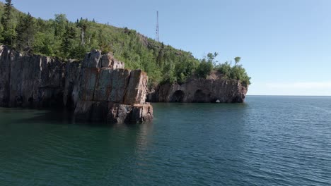 Aerial-view-of-Palisade-head-on-the-distance-during-a-sunny-summer-afternoon