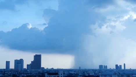 Zeitraffer-Einer-Regenwolke,-Die-Sich-über-Einer-Stadt-Mit-Gebäuden-Bildet